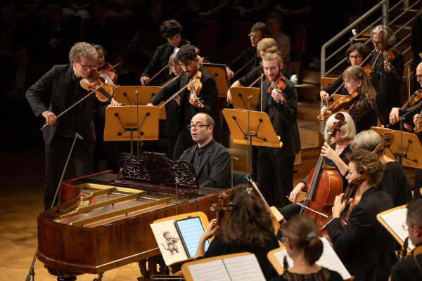 Der Pianist Alexander Melnikov und die Akademie für Alte Musik Berlin