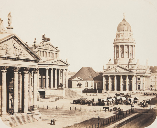Berliner Gendarmenmarkt mit dem Französischen Dom (rechts) und dem Königlichen Schauspielhaus (Mitte)