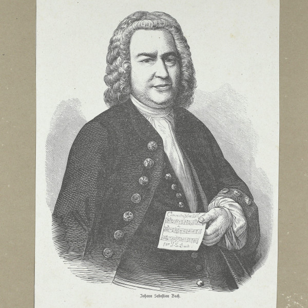 Ein mit Bleistift gezeichnetes Portrait eines Mannes, der graue Locken um den Kopf gelegt hat. In der Hand hält er ein Stück Papier mit Noten darauf.