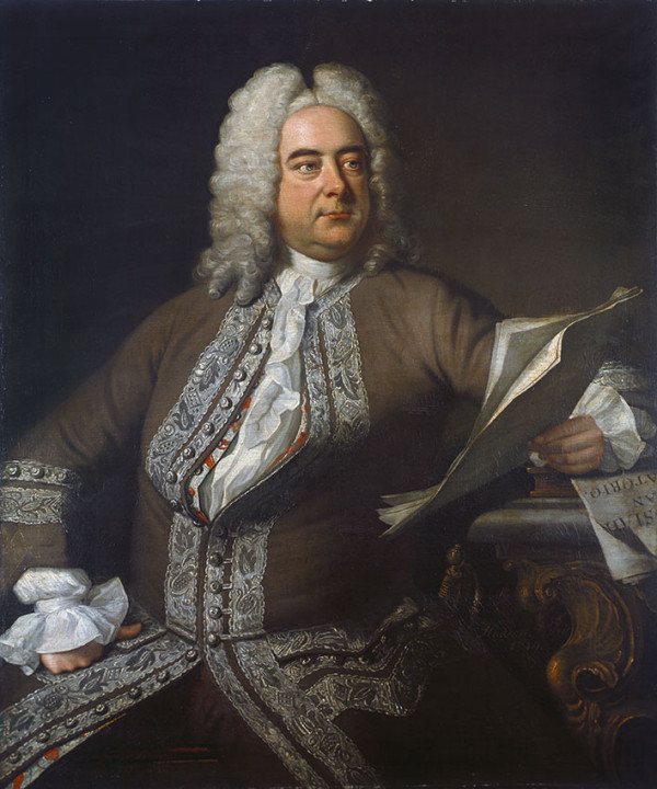 Eine person mit wallendem grauen Haar, die Papiere in der Hand hält und nach rechts schaut.